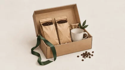Coffret cadeau de café en grains présenté sur une table claire